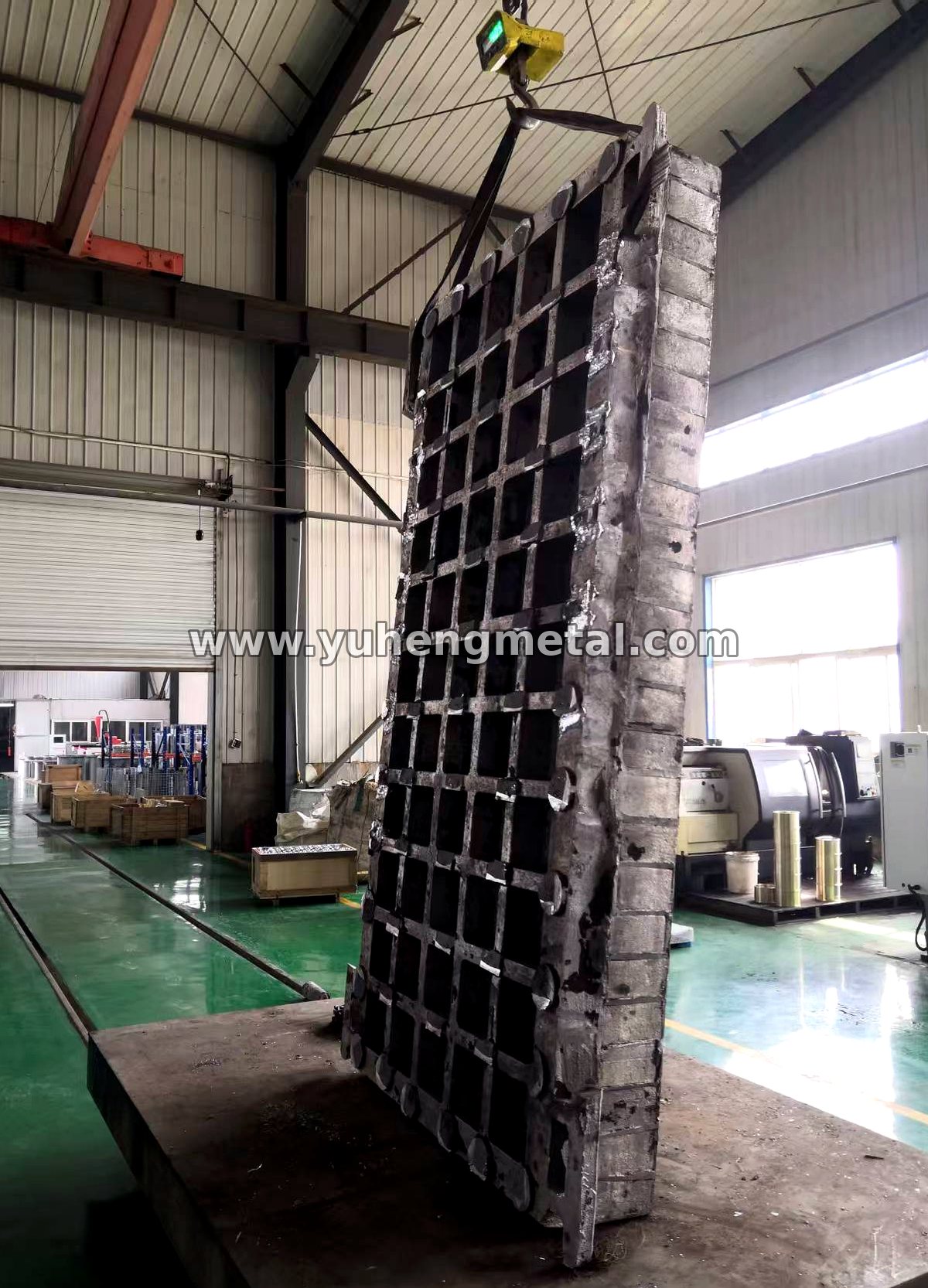 Large aluminum alloy grid-plate casting during handling