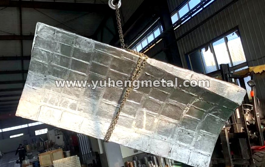 Large aluminum alloy block casting with a grid-pattern face