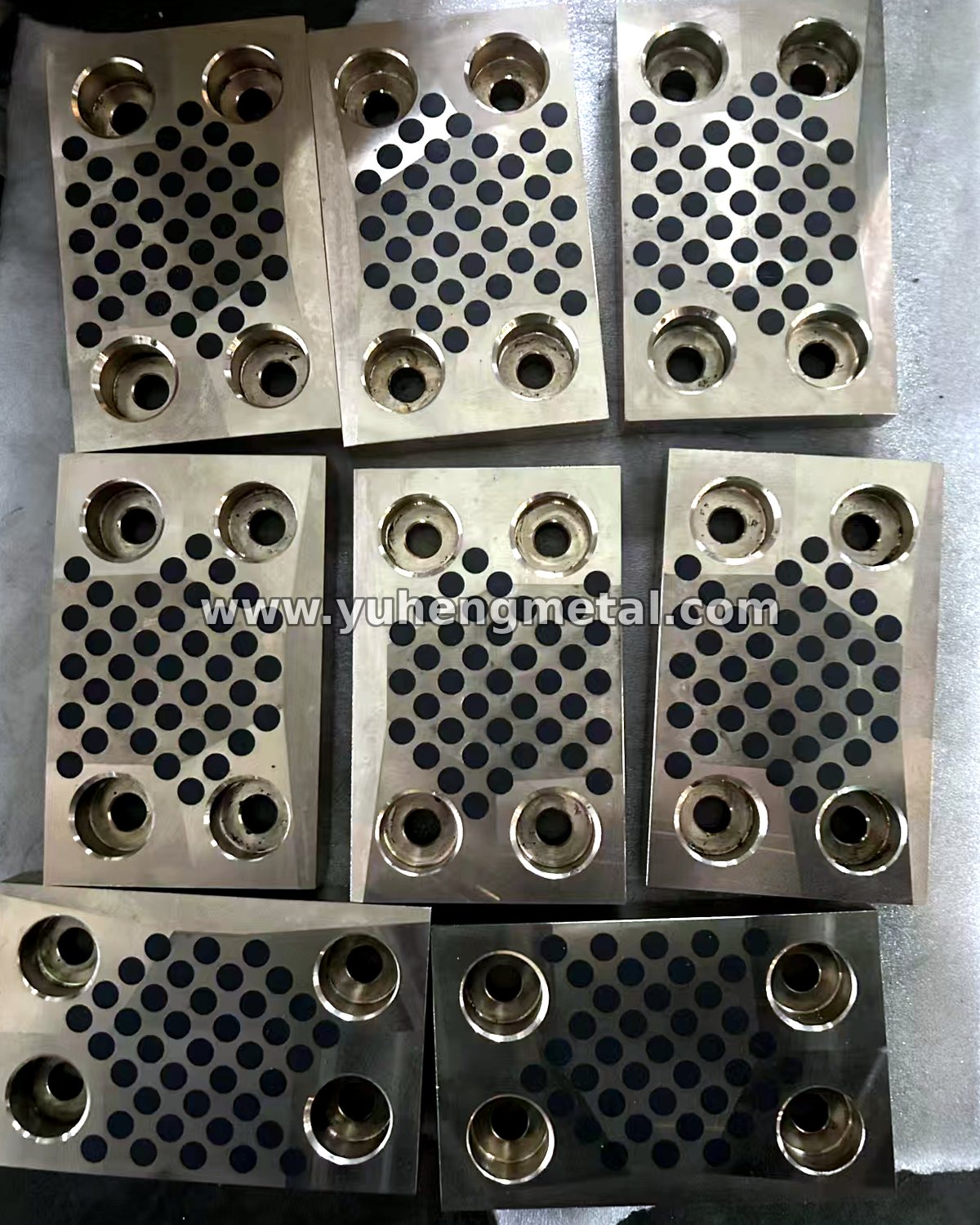 Set of self-lubricating slide plates with corner fixing holes