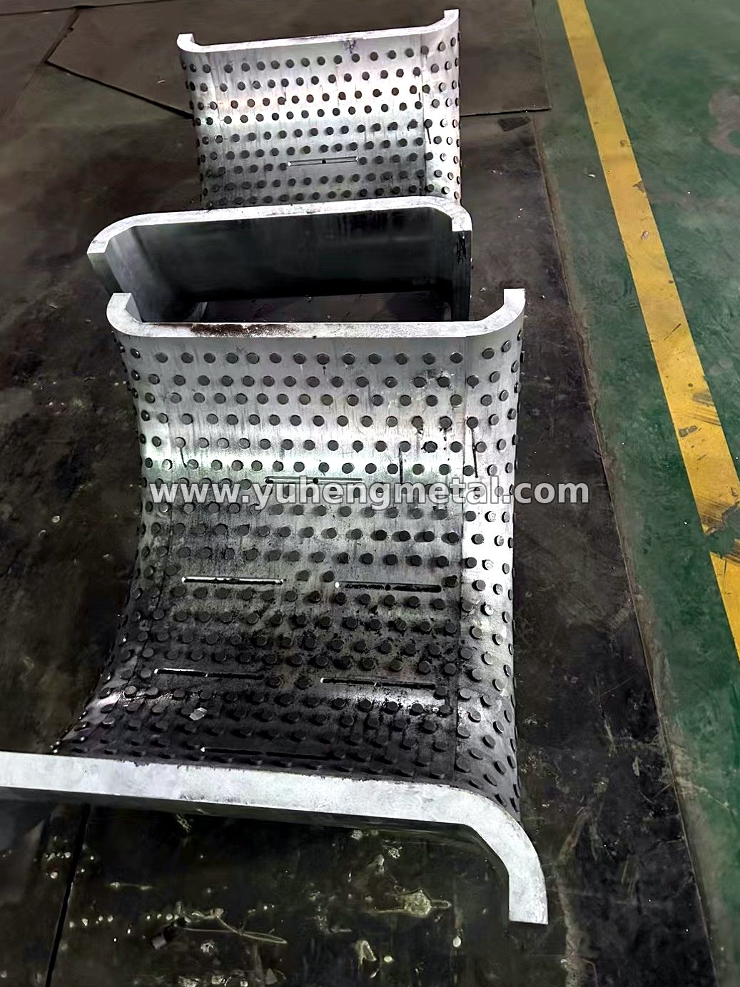 Zinc-based alloy trunnion bearing pads with oil holes and oil grooves