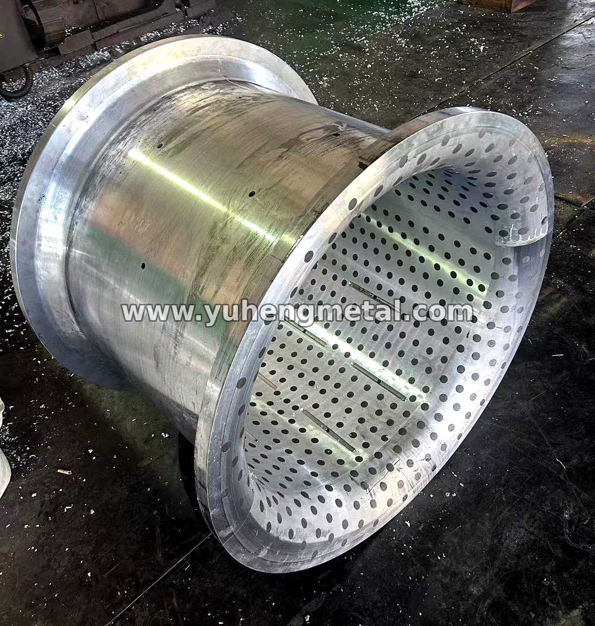 Large trunnion bearing shell with a drilled bore and reinforcing ribs