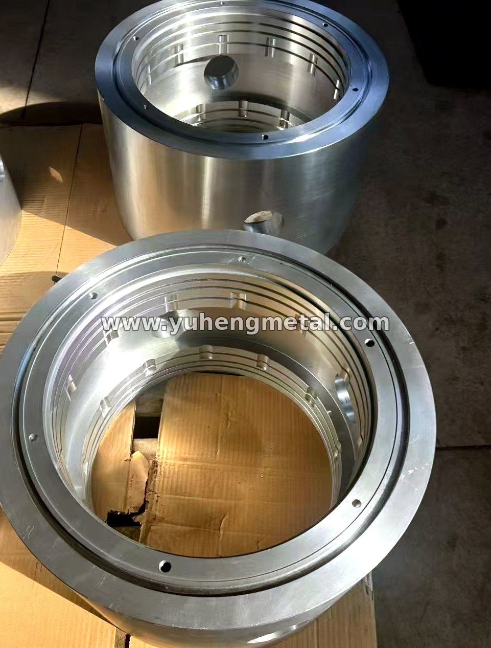 Zinc-aluminum alloy bearing rings with internal oil grooves and bolt holes