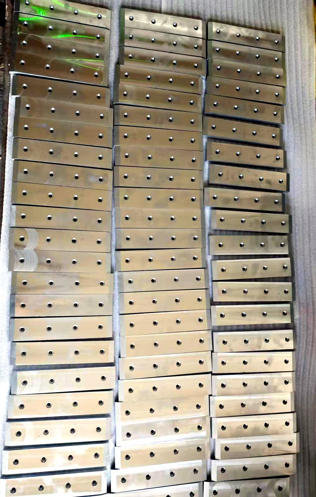 ZA27 zinc alloy liner plates laid out in rows